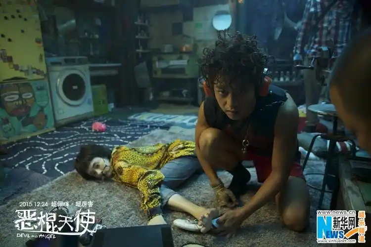 《恶棍天使》发海报 邓超孙俪搞怪出镜难掩甜蜜