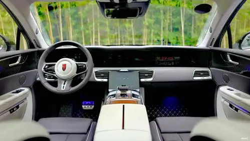 内饰扬声器面罩上的"山水意境",旋钮纹理上的"光芒万丈"等细节都凝结