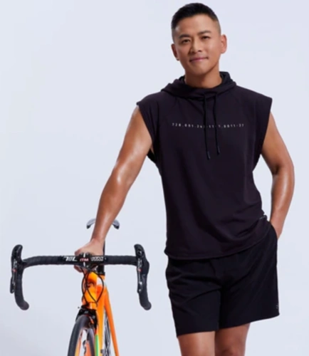 50岁江宏恩秀健硕身材,减肥40斤重拾帅气,想让44岁妻子自然怀孕_腾讯