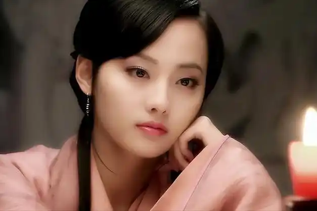 但张嘉倪,却并不拘泥于某一领域,随性之下又而投入至古装剧中.