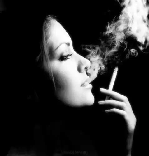 女生抽烟的图片 非主流抽烟图片