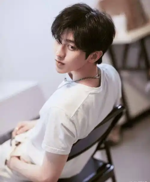 奔跑吧"男嘉宾",虽只有影子却遭全网反对,还没有迪丽热巴爷们_蔡徐坤