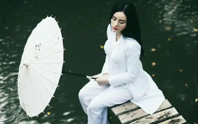 清纯白衣古装美女写真高清桌面壁纸