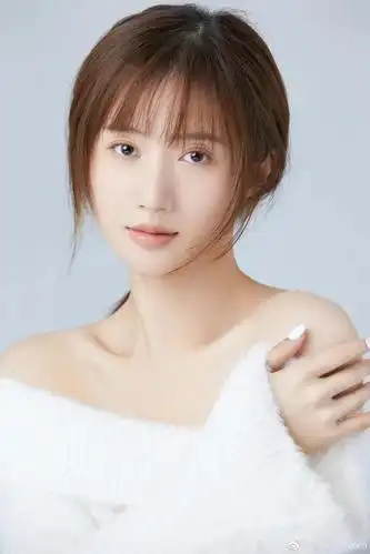 韩与诺,94年天蝎座,来自辽宁鞍山,毕业于同济大学,表演专业,影视女