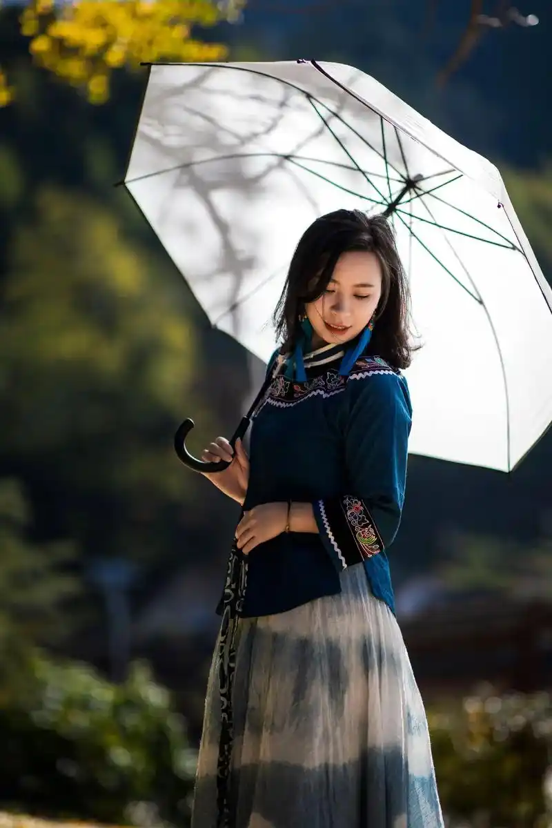 银杏树下#麦格乡 #爱拍照爱生活 #人像摄影 #唯美意境 # - 抖音