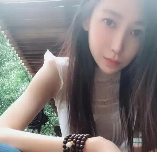 2012年,陆瑶团队找到李荣浩,帮助"业余"陆瑶发行个人音乐