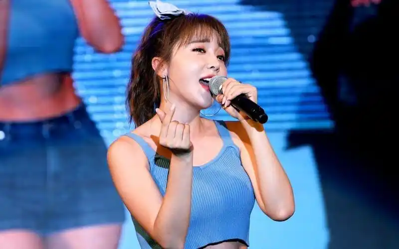 神电池洪真英商演4k超清画质180801今天商演是高马尾也有腹肌完美了