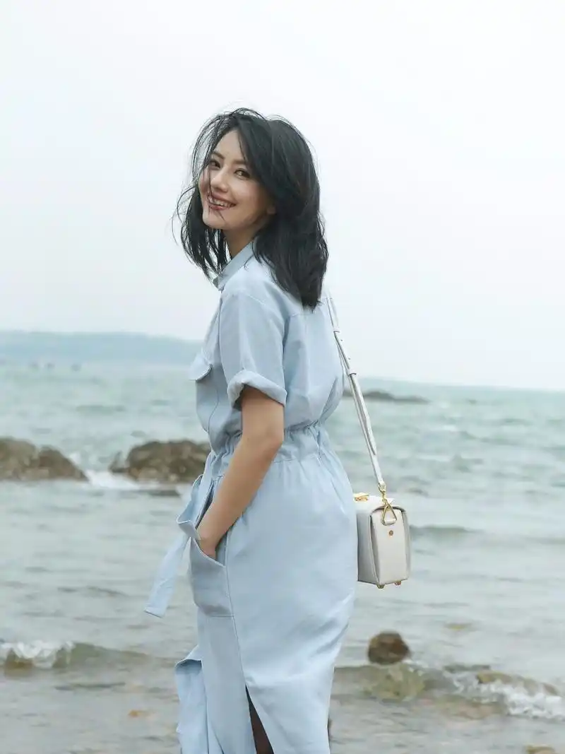 好美!高圆圆海边随拍 秀发飘逸甜笑迷人