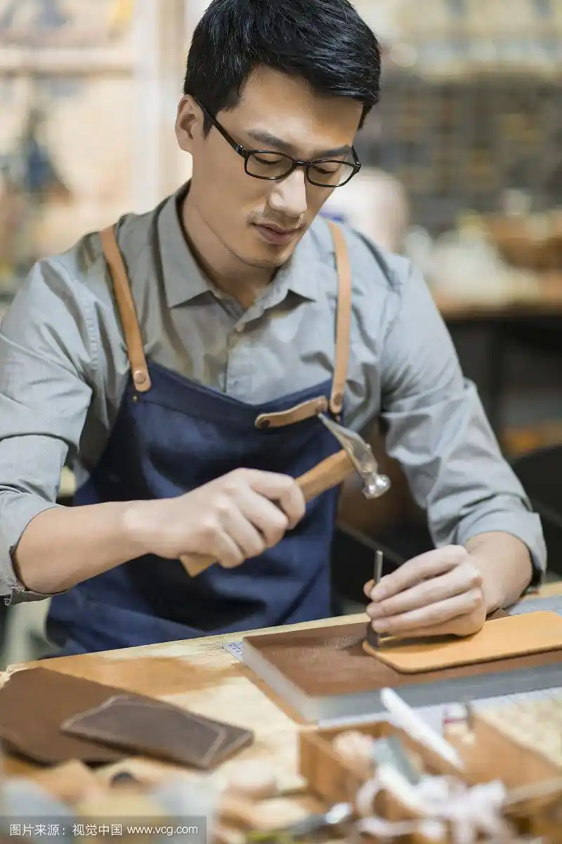 手工皮具匠人在工作室里工作