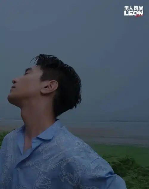 赵又廷登男人风尚八月刊封面海岸迷雾大片率性自由