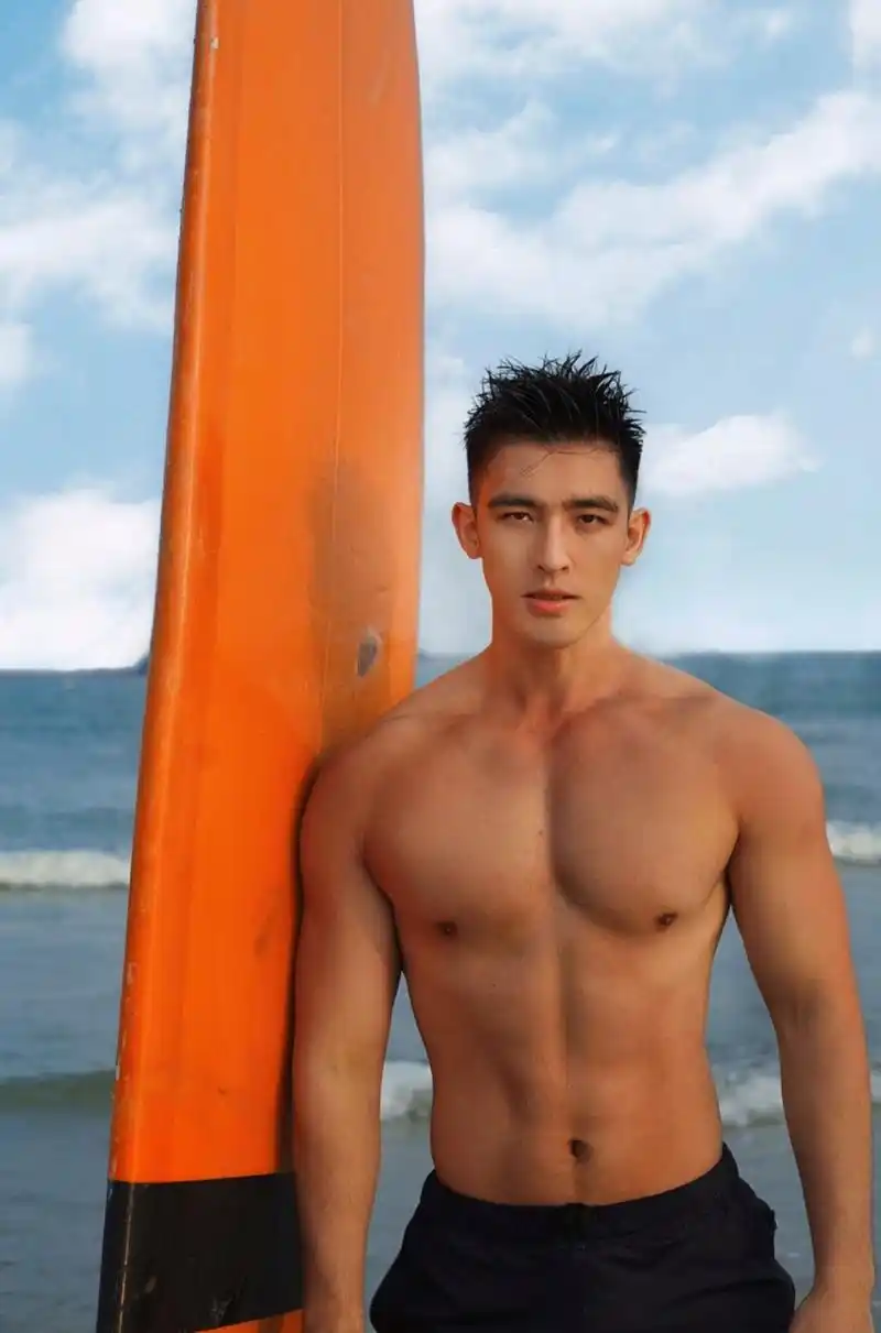 顶级天菜!肌肉男神毛若懿私照太欲了