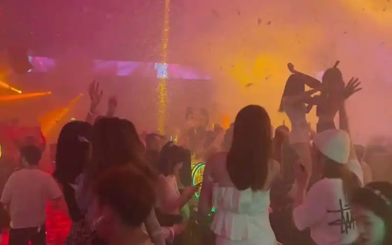 【酒吧气氛组小姐姐蹦迪】是你未来的女朋友嘛?