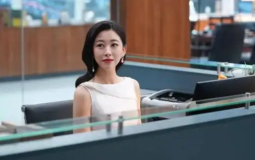 《精英律师》栗娜的裙子不算好看,但人真的贼好看!