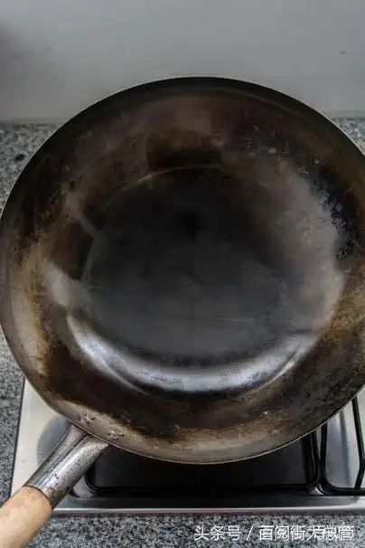 大铁锅生锈怎么处理干净?老前辈的经验招数,锅坏了都不生锈!