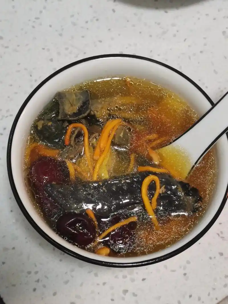 电饭煲煲汤5|干了这碗滋补虫草花乌鸡汤 上班族打工打累了,需要煲一锅