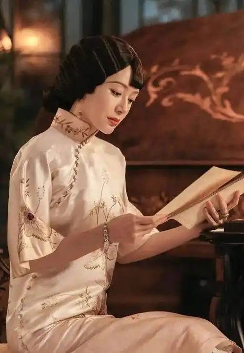 秦岚这才是正确的旗袍穿法如何驾驭用旗袍穿出端庄迷人的效果