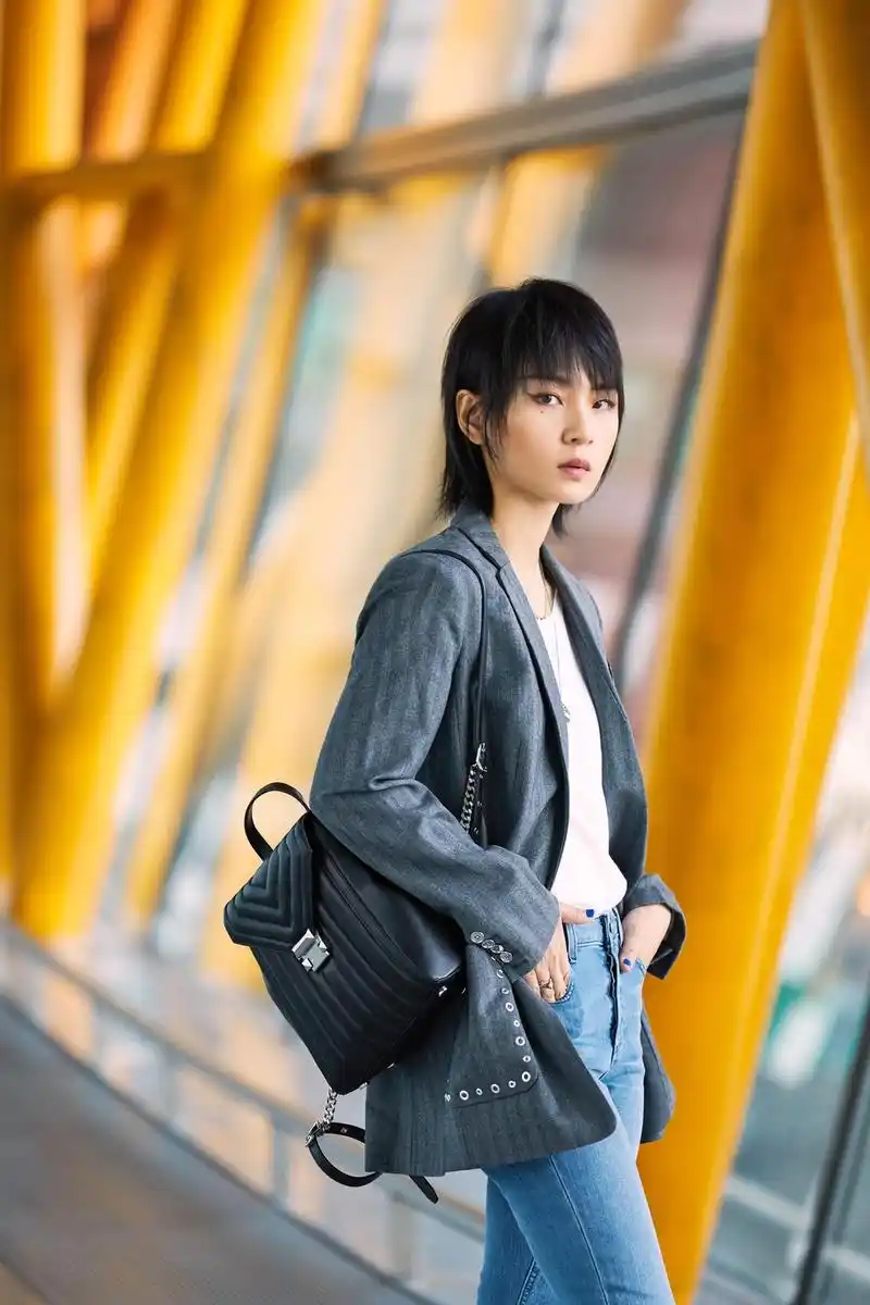 周笔畅启程纽约时装周 早秋清爽穿搭干净利落