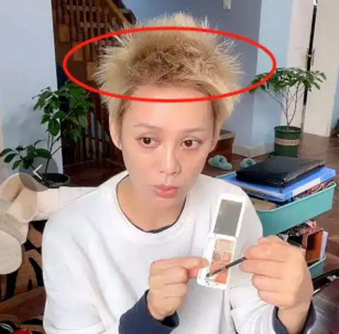 宁静逛奢侈品店被拍,3名助理跟随,头发两边剃光造型抢镜