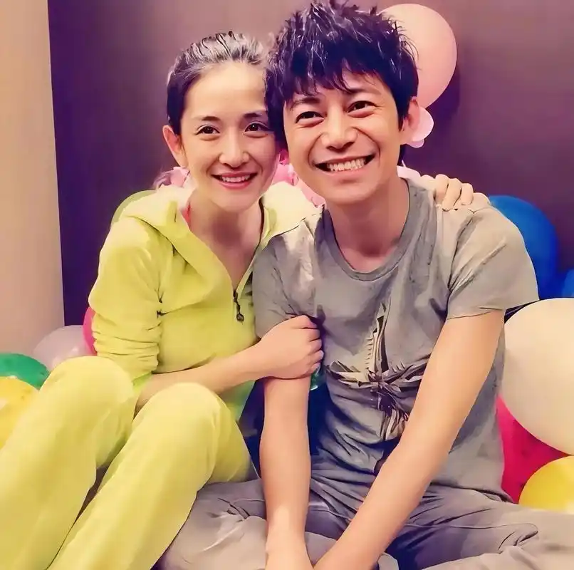 看到谢娜与何炅张照片,你想到了啥?  想到了芒果卫视?