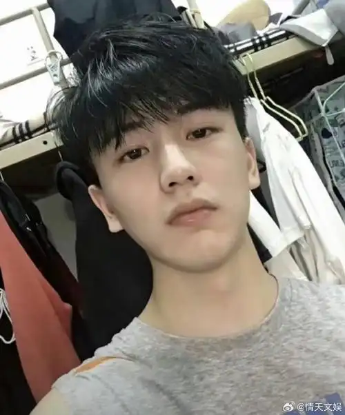 照片不好意思我们张家玮非过但没丑过~一米九的憨憨大帅哥谁能不爱呢