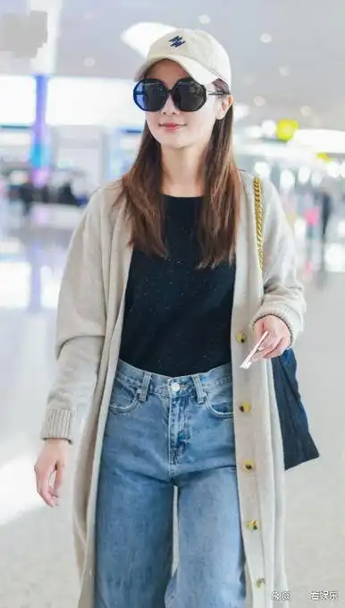 今天,蔡卓妍现身杭州机场,一身简洁的穿搭让她在人群中脱颖而出.