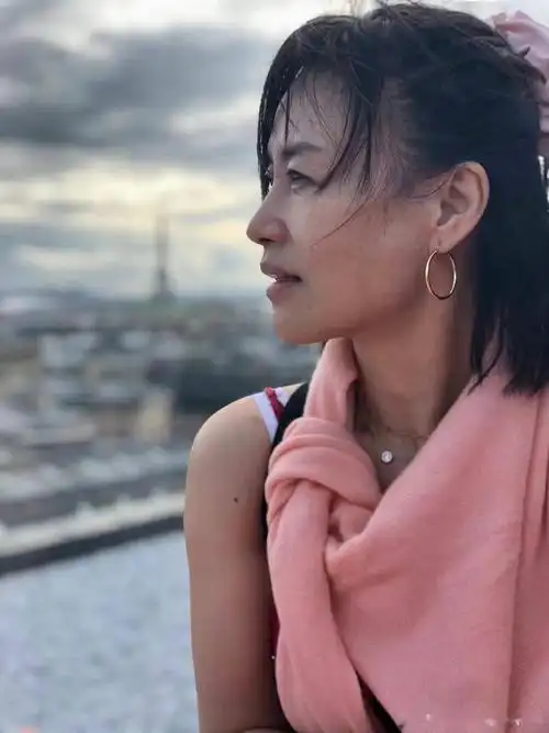 邬君梅晒真实素颜脸上有黄斑但皮肤紧致纯天然的就是漂亮