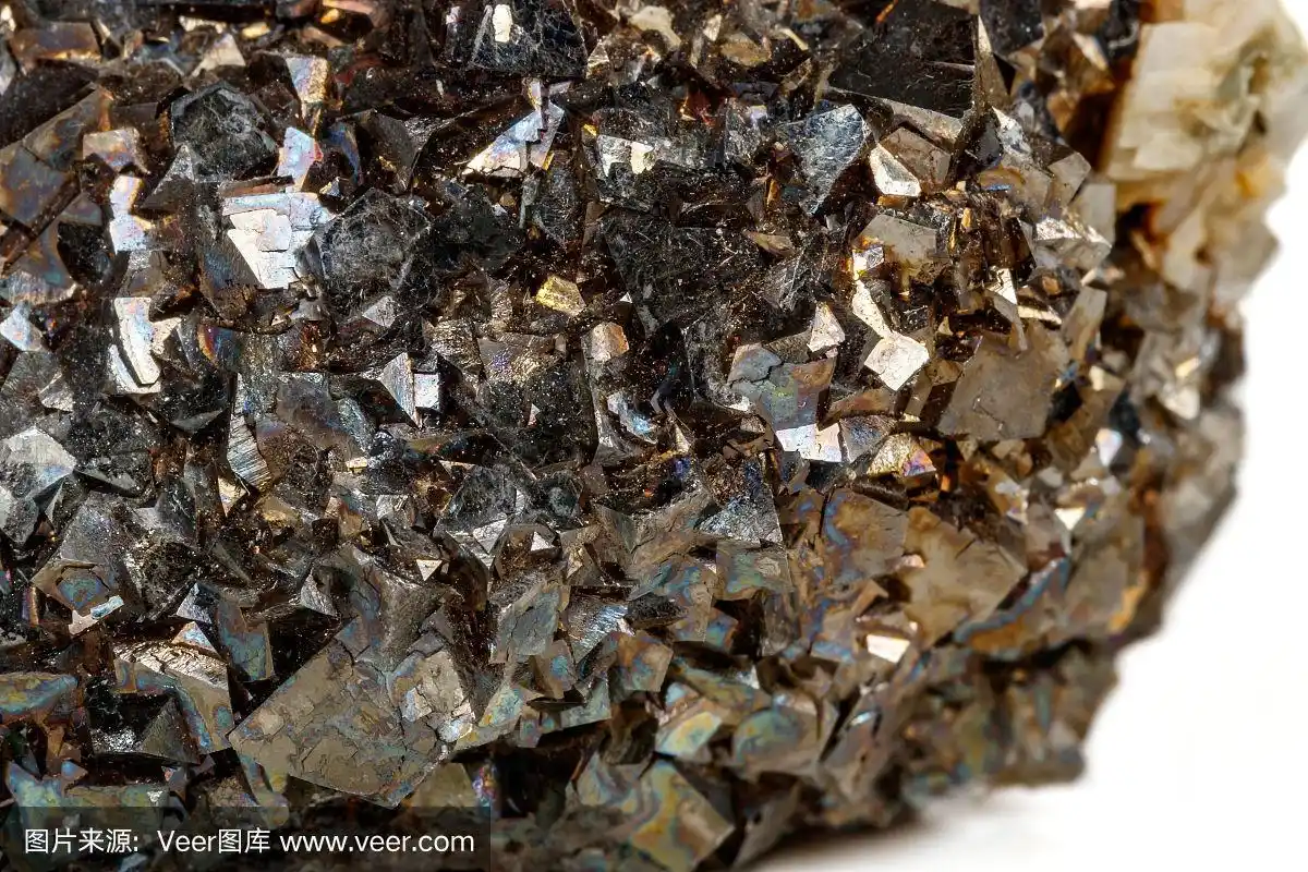 宏观矿物石毒砂在白色背景上