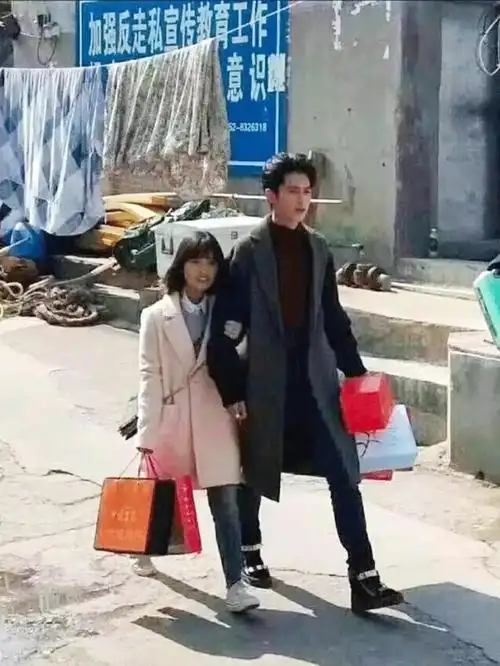 之前和男主角站在一起,还不到人家肩膀的身高已经遭到了嘲笑.