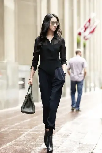 组图:韩雯雯多伦多街拍 裤装潮范儿气场十足_高清图集_新浪网