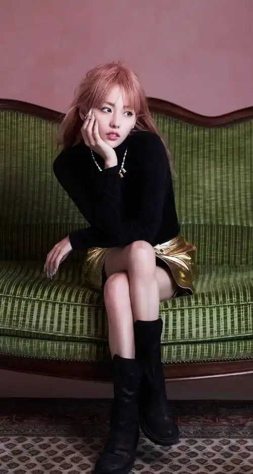 照片中,张嘉倪上身穿着黑色紧身长袖毛衣,下身穿着金色平底裙,脚踩一