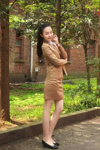 标题:在南校区拍的全身人像照