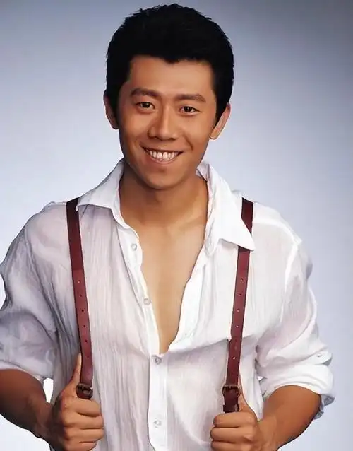 夏雨作为最年轻的影帝,不仅名声大噪,而且名利双收.