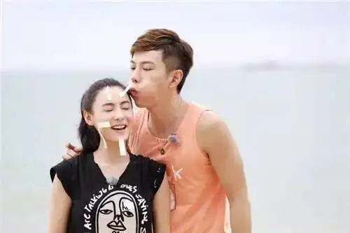 《女神的选择》和张柏芝组成cp共赴海岛,有不少亲密互动镜头,在节目中