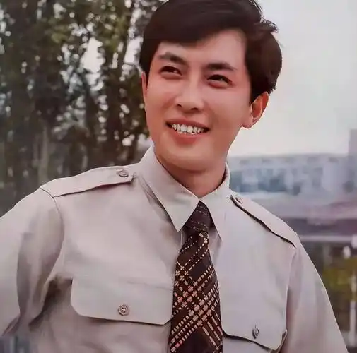 (唐国强年轻时)两个人的婚姻也岌岌可危.