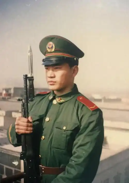 善良的小伙子背着枪,朝着光荣与梦想 / 柳青凯系列专访