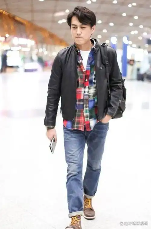 中年男人:到了秋天少穿卫衣,多穿夹克更帅气有型,看靳东就知道