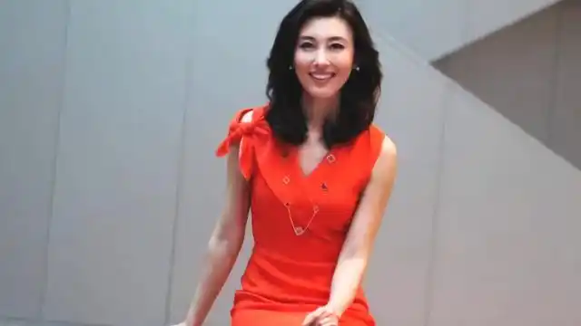 曾是央视女主持, 因穿制服太丰满被警告, 网友: 遭人嫉妒