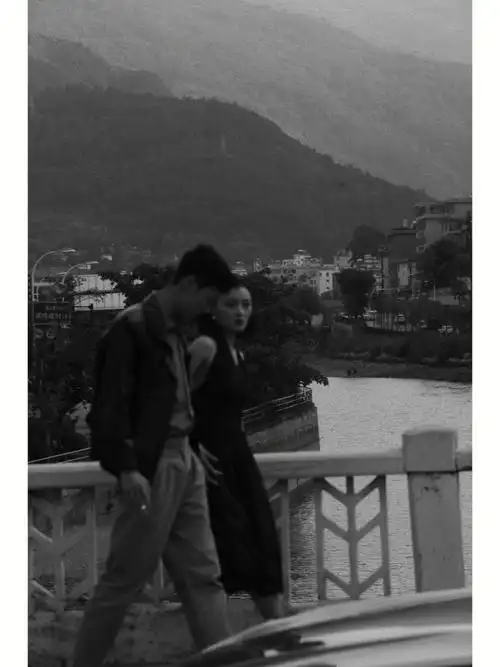 人海茫茫我们相遇相识相爱