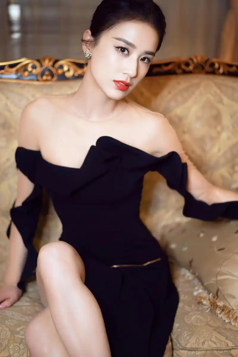 3月31日,黄圣依参加某婚纱礼服时装秀,黄圣依身穿设计感极强的不对称