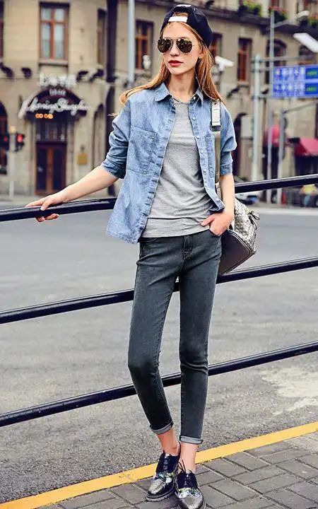经典牛仔元素,七分袖百搭衬衫,搭配铅笔小脚牛仔裤,宽松休闲.