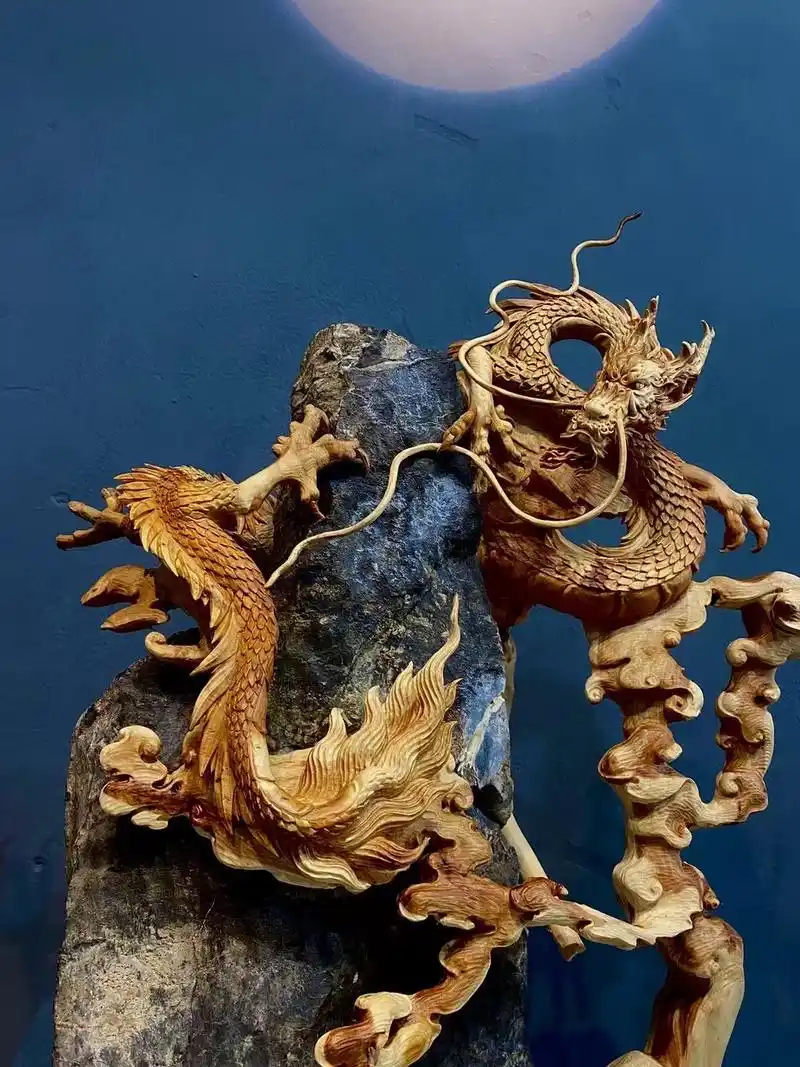 崖柏根抱石木雕龙摆件