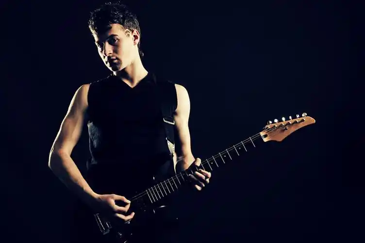 吉他手玩吉他弹奏者玩黑色背景