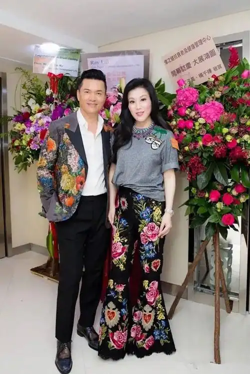 吕良伟跟妻子去跳舞,杨小娟穿t恤套背心,是个时髦潮奶奶!