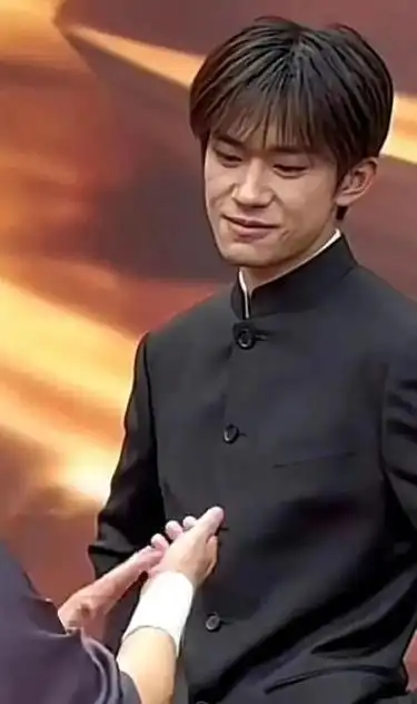 甚至在不久之前,由于两张照片之间的差异,这张照片也成为了热门话题.