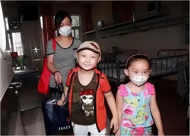 但是,两年后,邓鸣贺的妹妹邓鸣璐在节目中揭示了真相