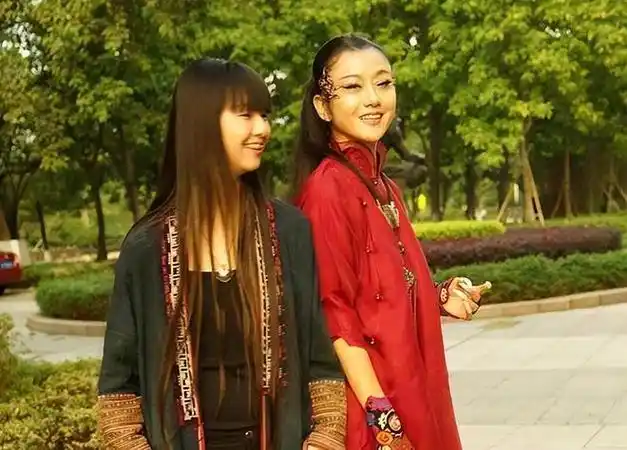 杨丽萍引争议小彩旗回国后再成傀儡发型体重皆被控眼中含泪