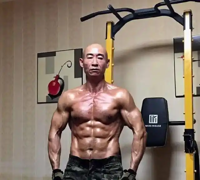 50岁硬汉演员江水,直播喊话粉丝不要刷礼物:"我没带货"