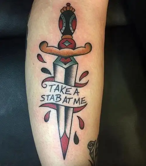 男生手臂上彩绘水彩素描创意霸气匕首纹身图案