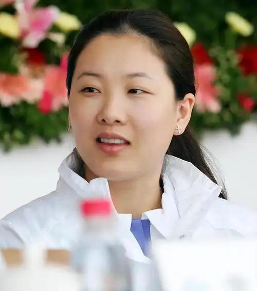 22年前不顾全家反对嫁大26岁丈夫的伏明霞后悔了吗