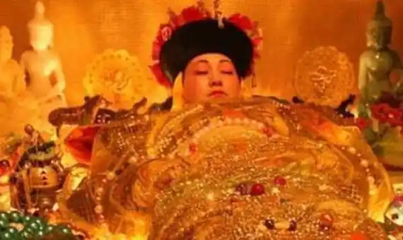 此人将墓中的慈禧扒的只剩一条裤衩却被慈禧手里的一物羞红了脸